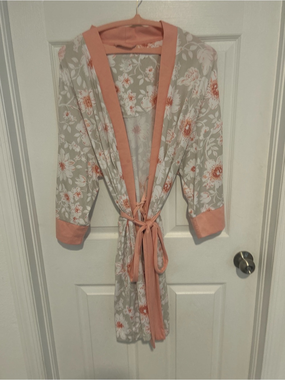 Berkley Jensen Floral Tie-Waist Women's Robe Light Gray with Peach Trim. Size L